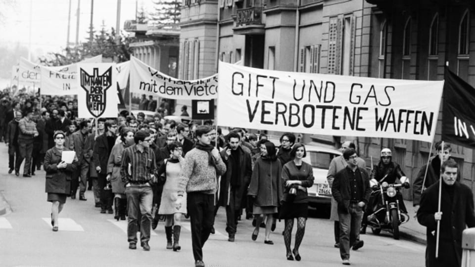 Friedensmarsch in Zürich – 1200 Menschen protestieren gegen den Vietnamkrieg am 8. Februar 1967.