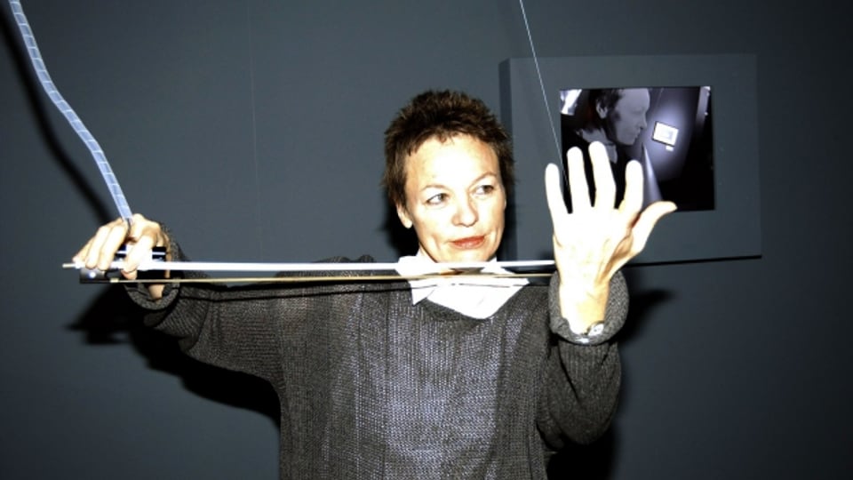 Laurie Anderson mit ihrem Ausstellungsstück «Viedeobow»