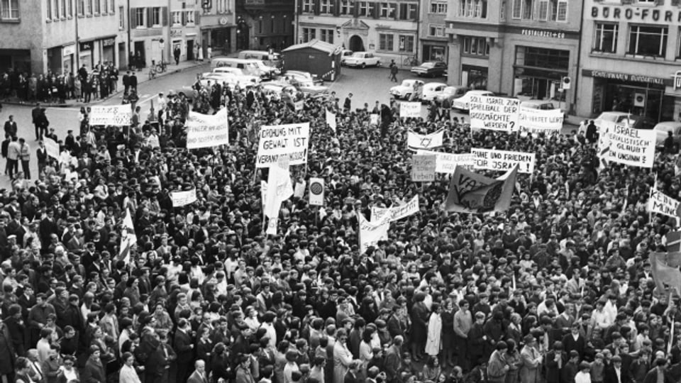 Am 3. Juni 1967 ziehen rund 1500 Schüler mit Transparenten zum Münster in Zürich, um dem bedrohten Israel ihre Symphatie zu zeigen.
