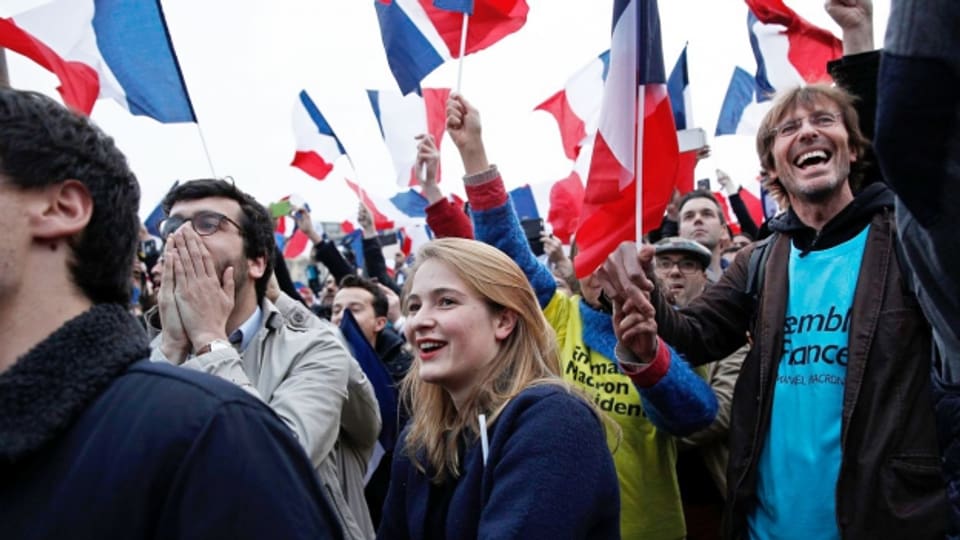 Anhänger Macrons freuen sich über seinen Wahlsieg.