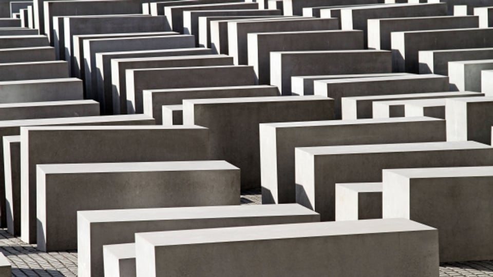 Nach dem Aussterben der Zeitzeugen erinnern uns nur noch Denkmäler, wie das Holocaust-Mahnmal in Berlin, an die Verbrechen der Nazis.