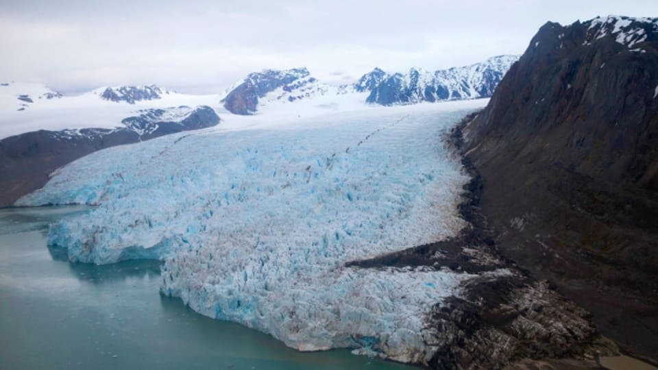 Ein Gletscher bei Ny-Ålesund auf Spitzbergen zeigt die Spuren, die der Klimawandel schon hinterlassen hat.