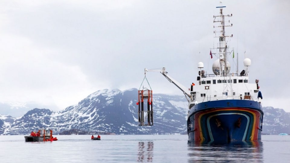 Ein Forscherschiff in Ny-Ålesund auf Spitzbergen
