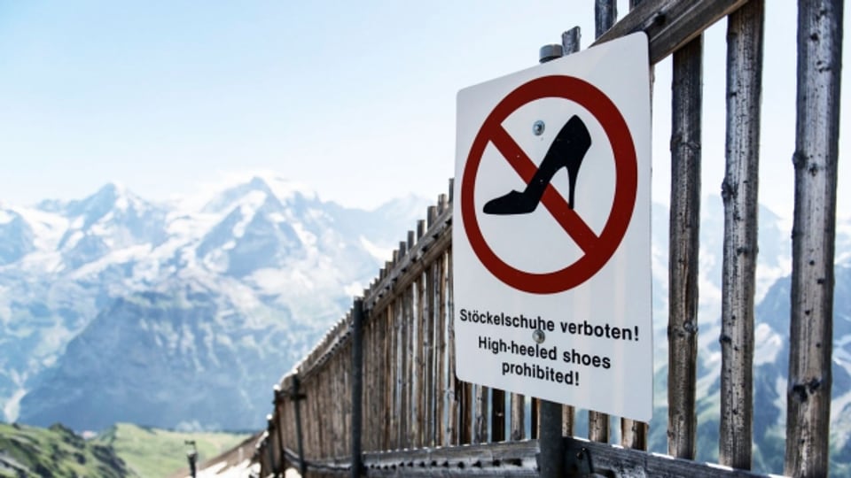 Regulierung vs. Eigenverantwortung – Ein Verbotsschild auf der Bergstation Schildthorn, das Stöckelschuhe verbietet.