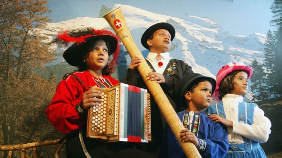 Tradition als Spektakel auf dem Titlis – Eine indische Familie in traditioneller schweizer Kleidung.