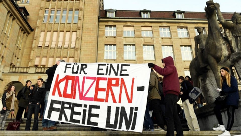 Studenten protestieren 2013 gegen den Sponsoringvertrag zwischen der Universität und der UBS.