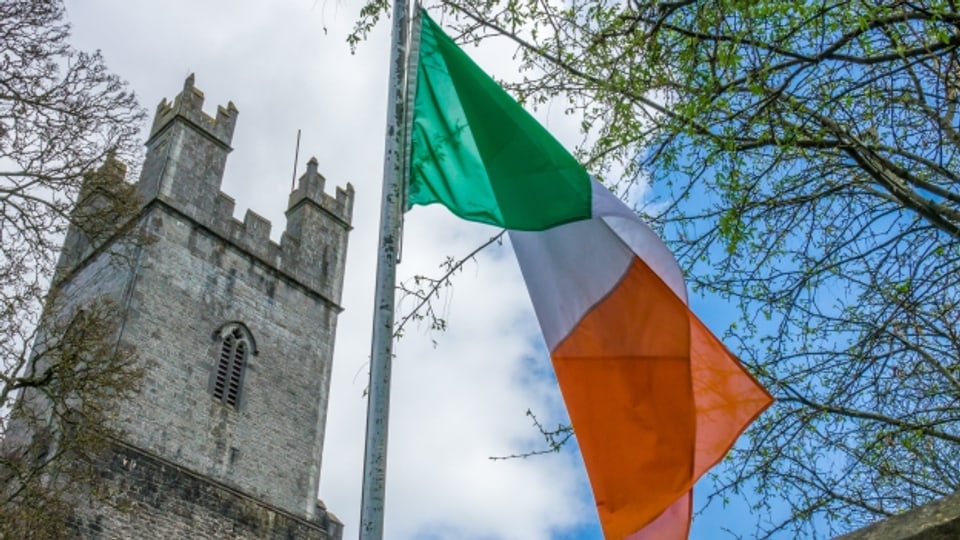 Irische Flagge vor der Old St Mary Cathedral in Limerick, Irland