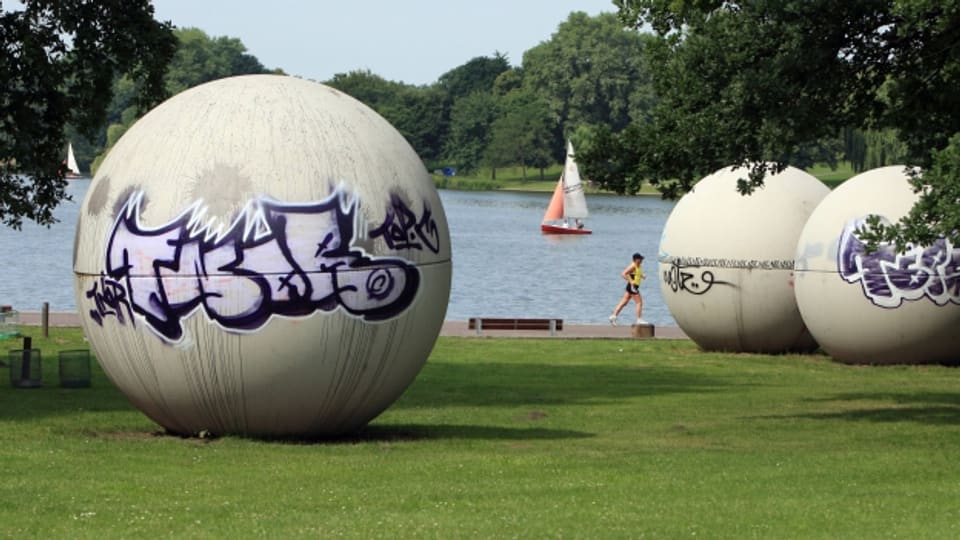 Die Giant Pool Balls von Claes Oldenburg am Aasee von Münster. Immer wieder muss die Skulptur aufwändig von Graffitti gereinigt werden