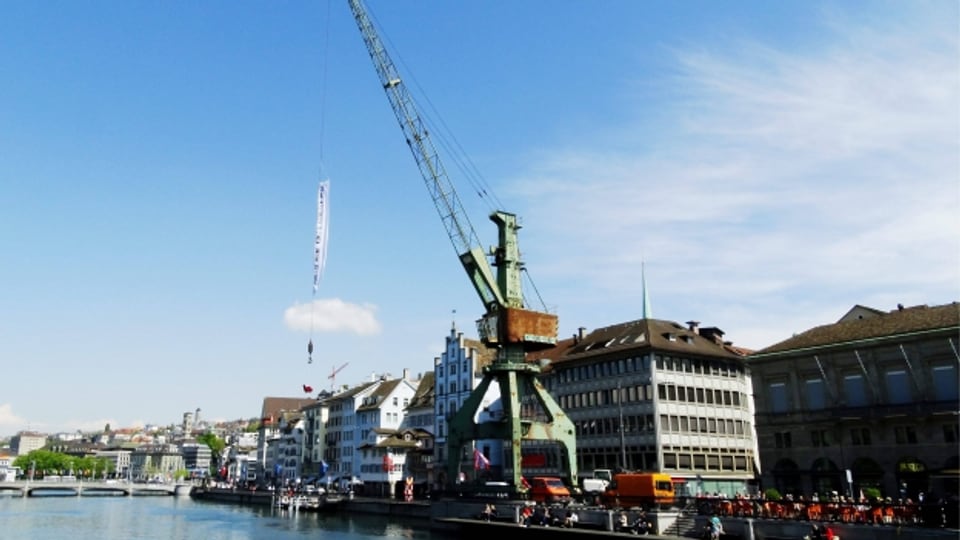 Der Hamburger Hafenkran Delfin am Ufer der Limmat: Kunst im öffentlichen Raum