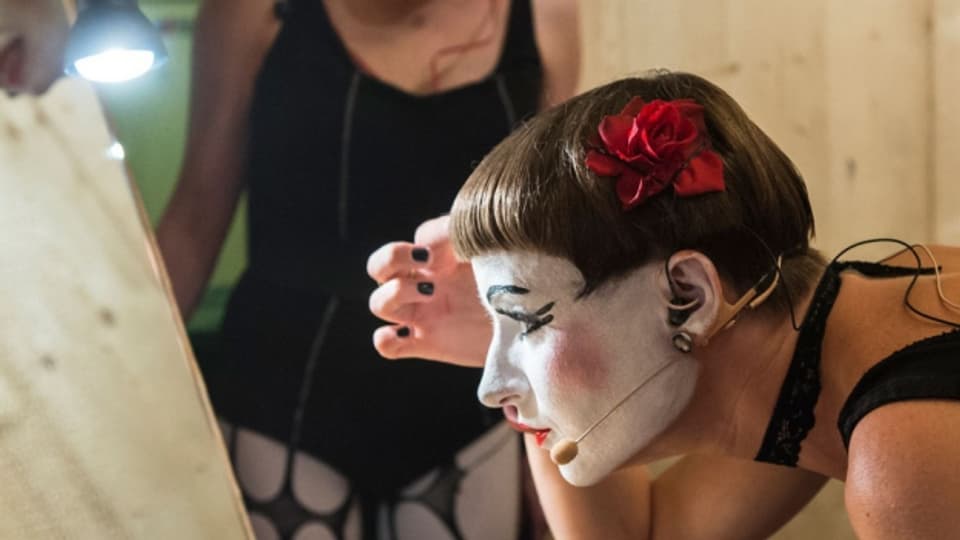 Künstlerin schminkt sich vor dem Spiegel am Theaterspektakel in Zürich