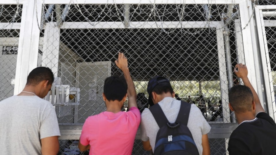 Flüchtlinge im griechischen Flüchtlingslager Moira warten auf ihre Registrierung