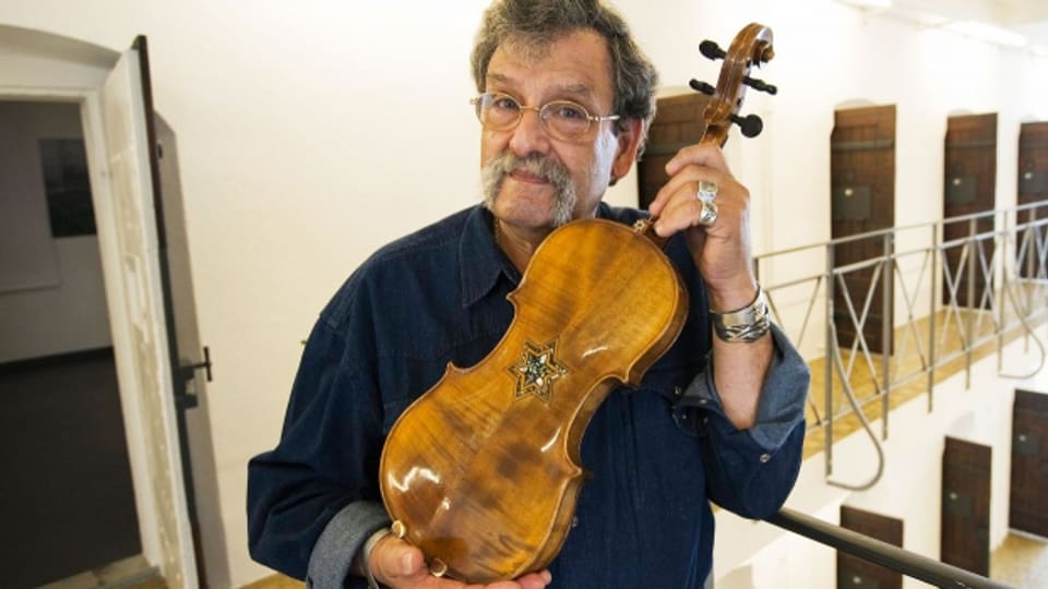 Amnon Weinstein restauriert alte, kaputte Geigen, die von jüdischen Musikern im  Holocaust gespielt worden waren.
