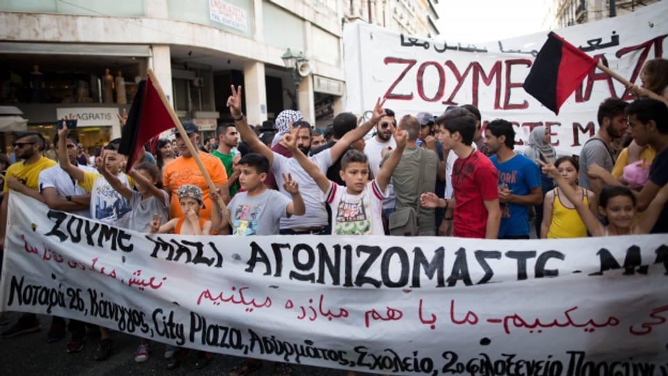 Bewohner des selbstorganisiserten Wohnprojekts Hotels City Plaza demonstrieren für bessere Aufnahmebedingungen für Flüchtlinge in Griechenland