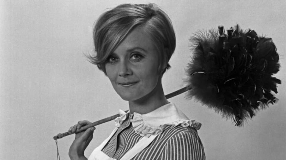 Die deutsche Schauspielerin Inga Brück als Dienstmädchen in den 1960er Jahren
