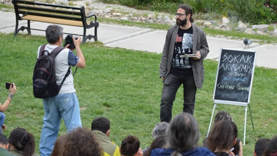 Aus politischen Gründen entlassen: Can Irmak Ozinanir hält seine Vorlesungen jetzt in einem Park in Ankara