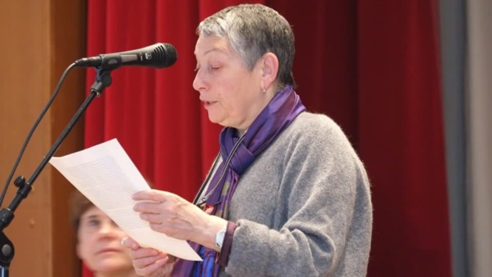 Ljudmila Ulizkaja spricht auf einem Anti-Kriegs-Kongress in Russland