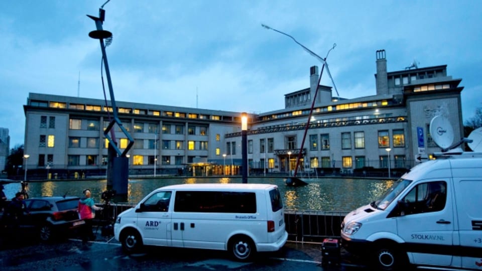 Übertragungswagen vor dem Den Haager Gericht.