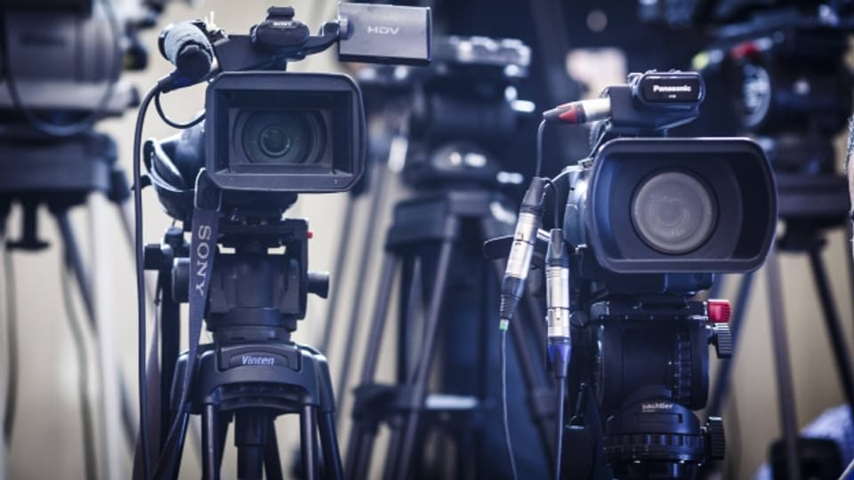 Fernsehkameras auf einer Pressekonferenz