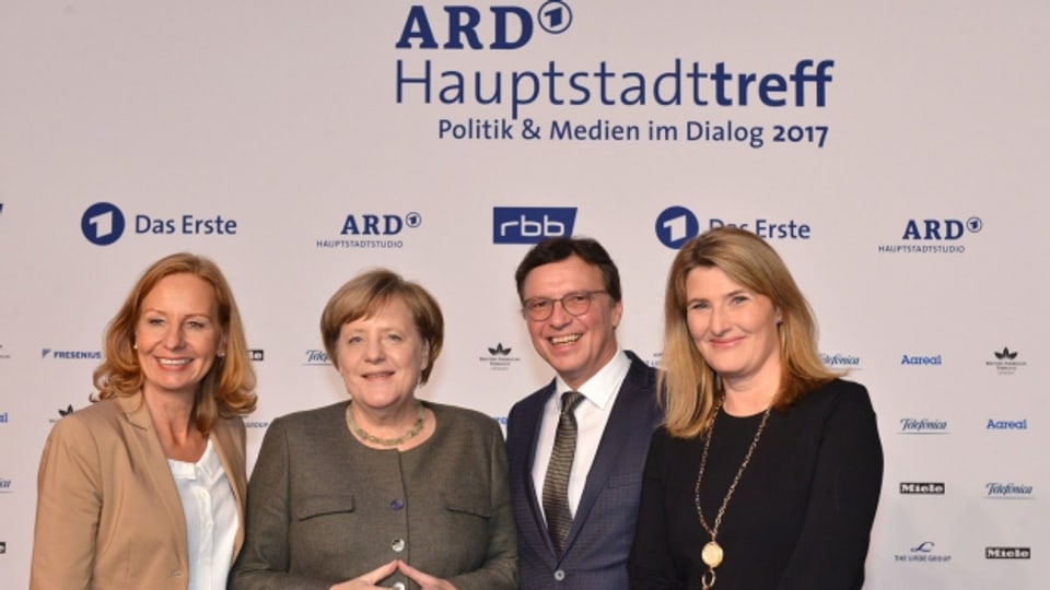 Angela Merkel mit führenden Journalisten der ARD