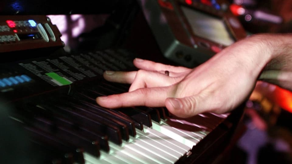 Ein wesentlicher Bestandteil brillanten, hochpolierten Popsongs ist der digitale E-Klaviersound des DX 7-Keyboards, der in hunderten von Songs vorkommt.