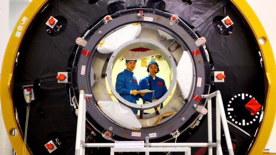 Zwei Taikonauten beim Training im Weltraumlabor.