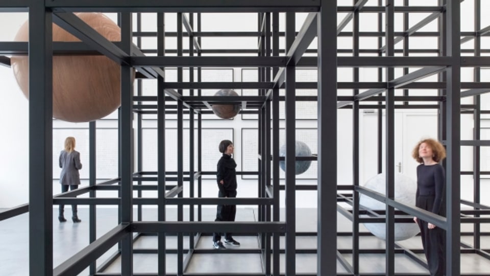 m Haus Konstruktiv hat die in Berlin lebende Künstlerin eine Art philosophisches Universum aus Stein, Stahl und Neonröhren aufgebaut.