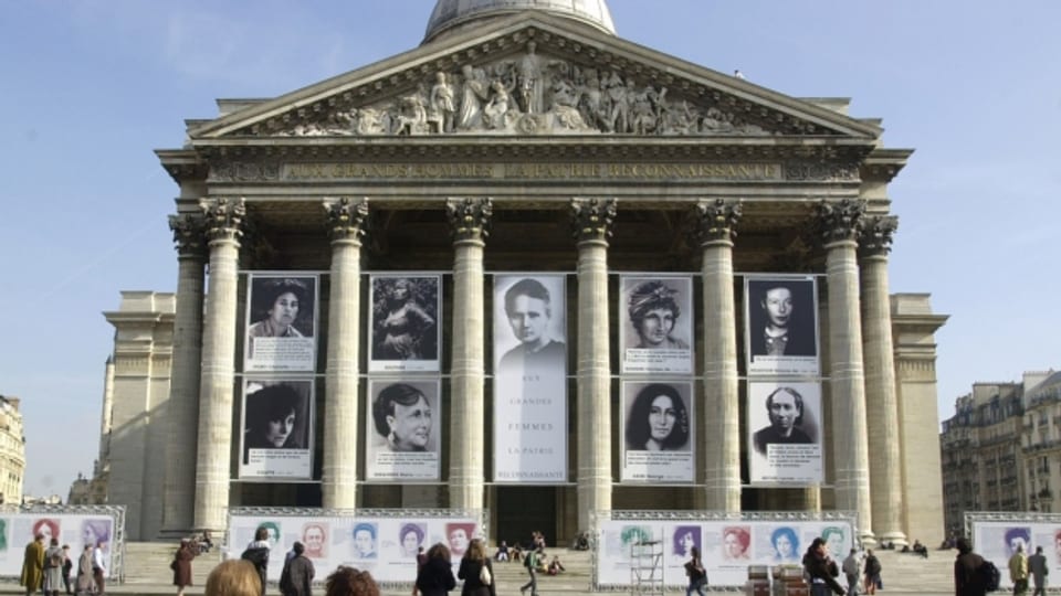 Anlässlich des Internationalen Frauentags am 8: März 2012 ist das Pantheon in Paris mit den Portraits berühmter Französinnen behängt; unten rechts Simone de Beauvoir