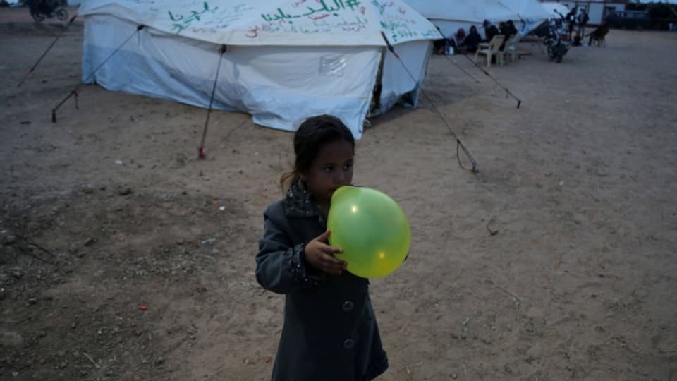 Ein Mädchen spielt in einem Flüchtlingslager