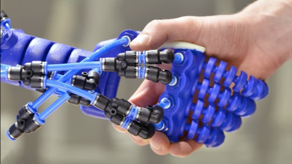 Eine Roboterhand, entwickelt von der Technischen Universität Delft