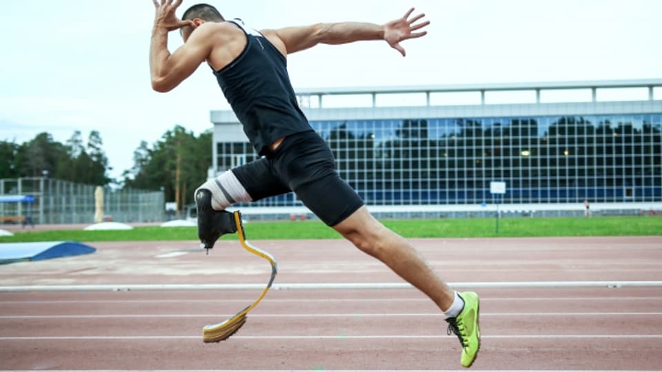 Ein Sprinter mit einer Beinprothese