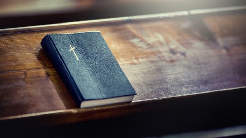 Eine Bibel auf einer Kirchenbank