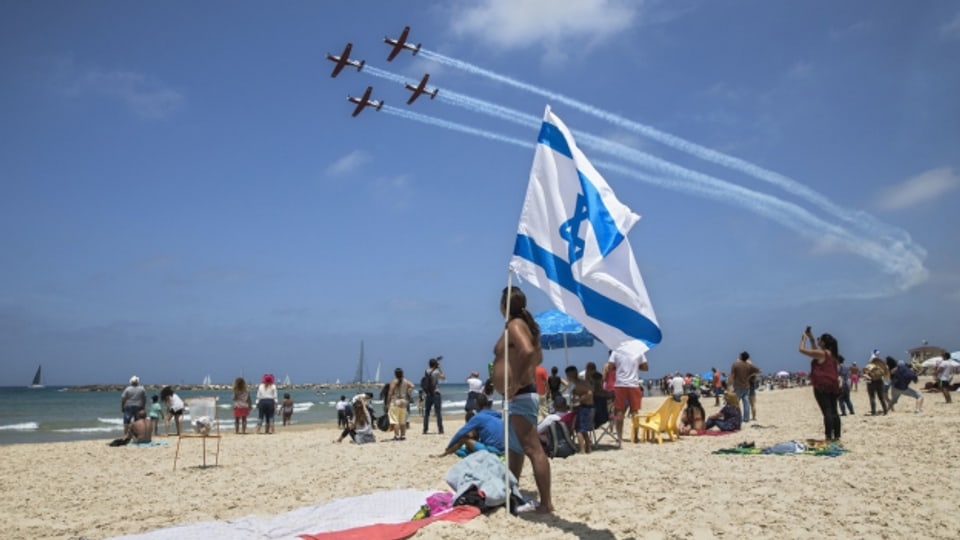Eine Israel-Flagge am Strand