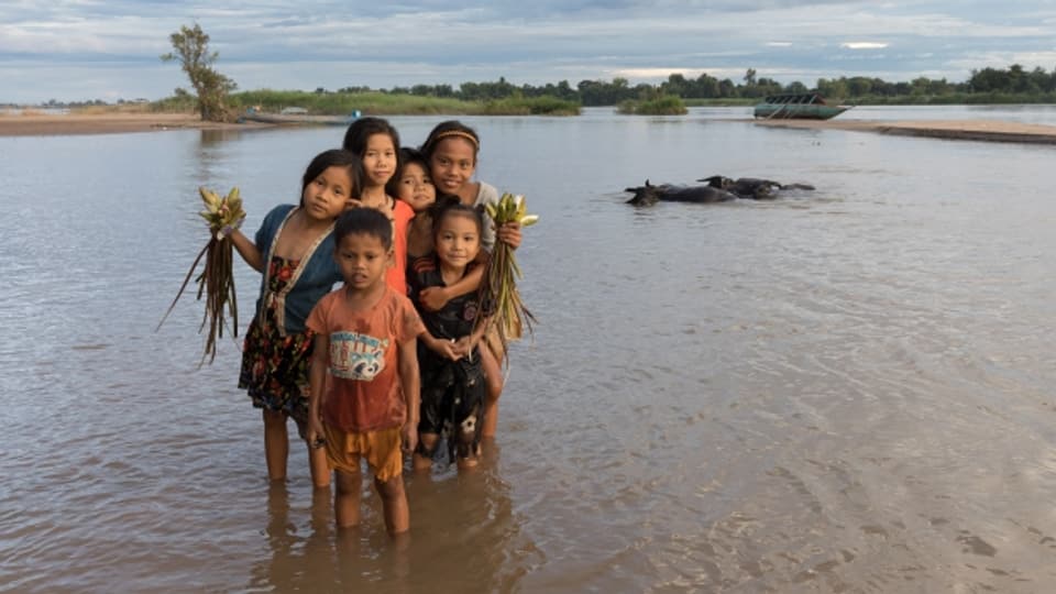 Sechs Kinder am Ufer des Mekong