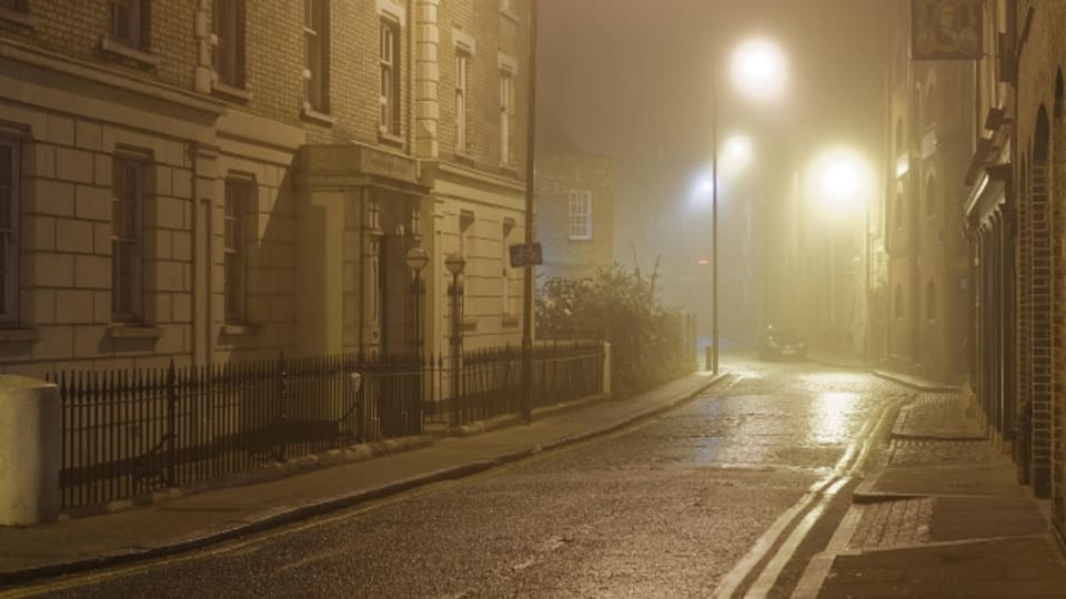 Schmale Gasse in London bei Nacht