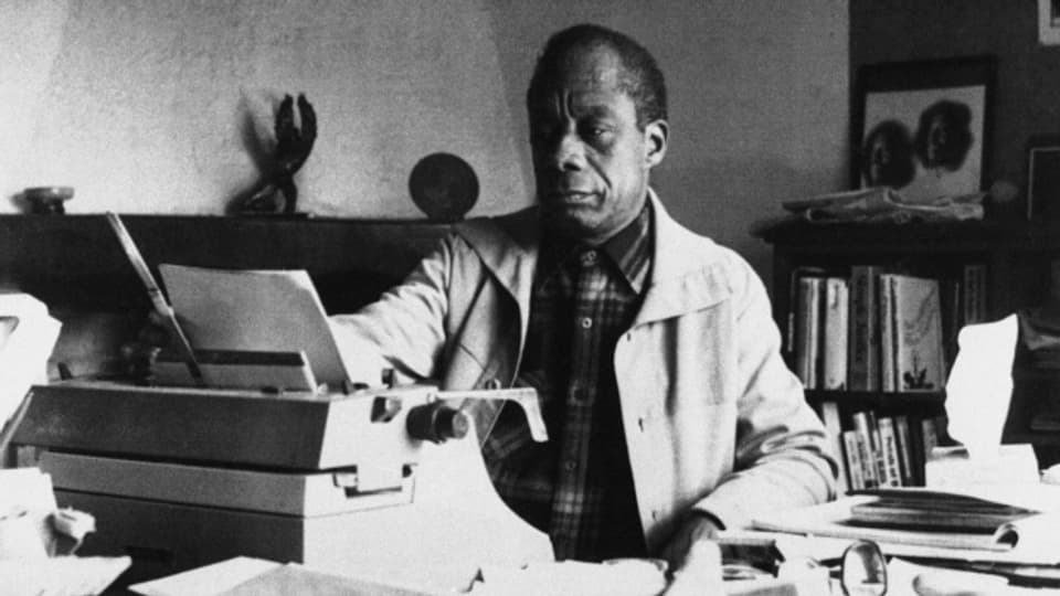 James Baldwin an seinem Arbeitsplatz