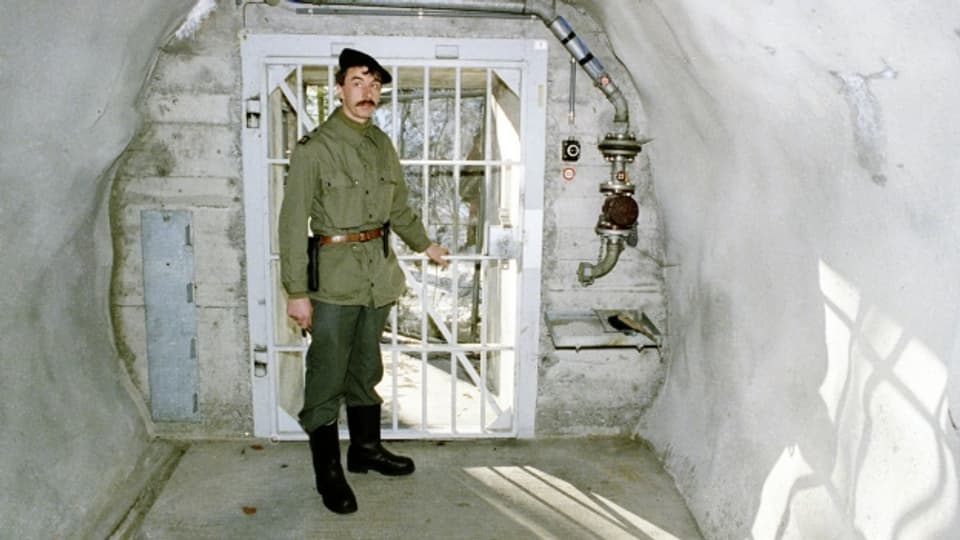 Ein Soldat in einem Bunker, welcher derP-26 als Waffenlager und Ausbildungsanlage diente