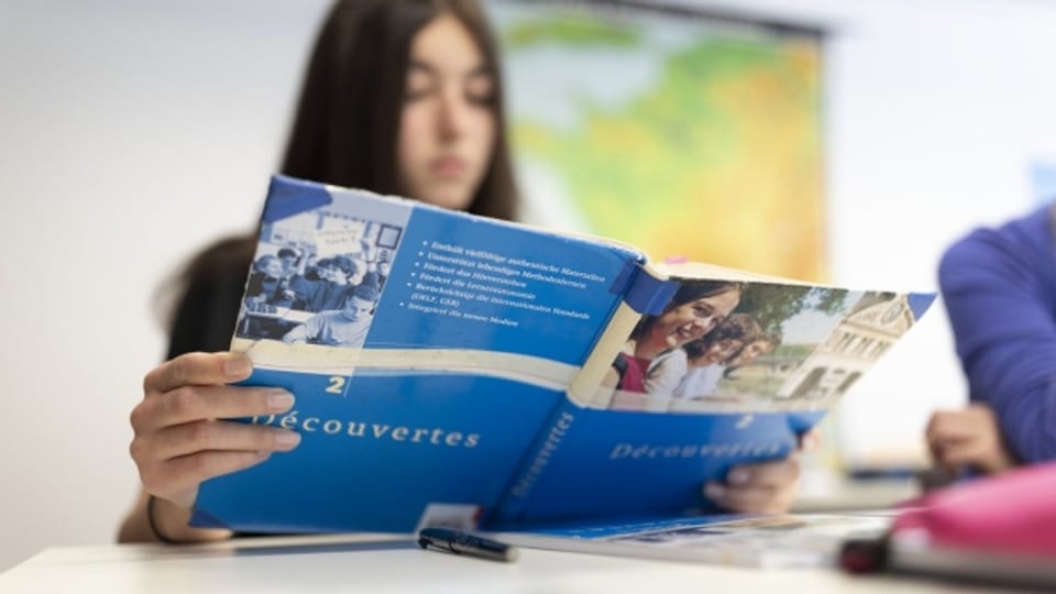 Schülerin lernt französisch in der Schule