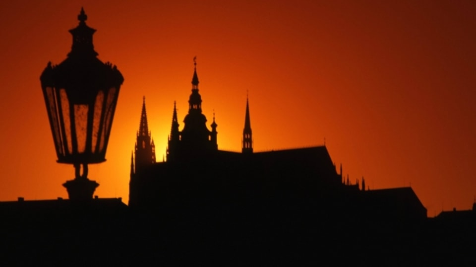 Die Silhouette der St. Vitus Kathedrale in Prag während eines Sonnenuntergangs