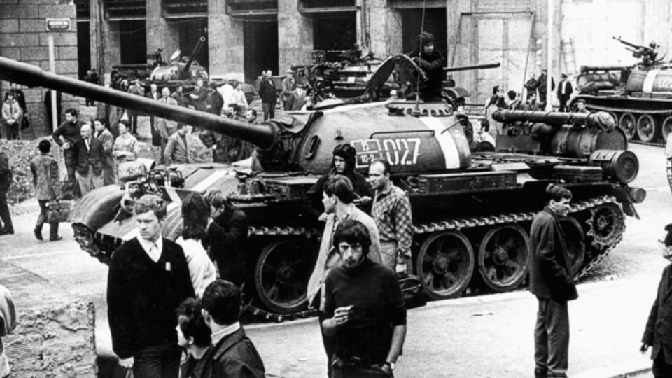 Sowjetischer Panzer in Prag am 21. August 1986, dem ersten Tag der Okkupation