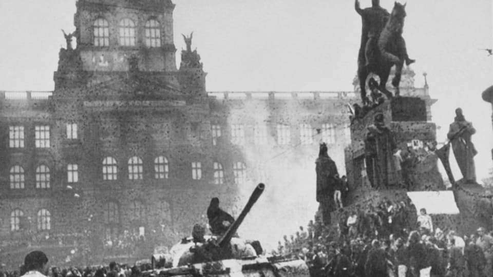 Sowjetische Panzer in den Strassen Prags am 21. August 1968