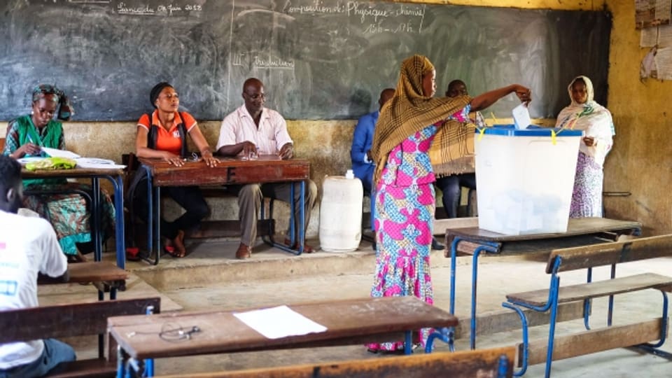 Eine Frau wirft bei den Präsidentschaftswahlen in Mali ihren Stimmzettel ein.