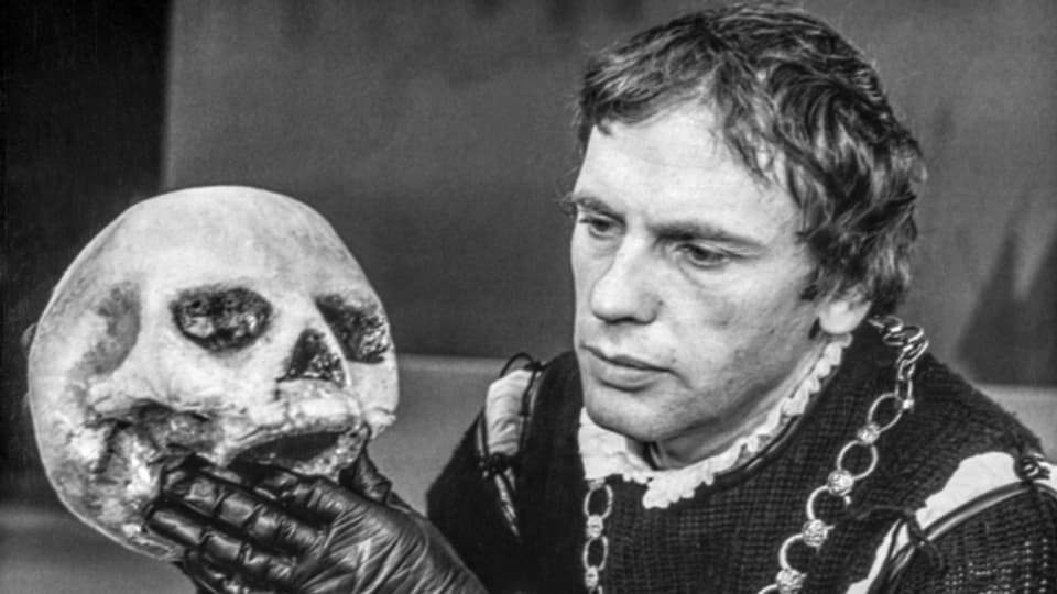 Der Schauspieler Jean-Louis Trintignant spielt Hamlet in Shakespeares gleichnamigem Drama. Aufgenommen im Theatre de la Musique in Paris am 26. Januar 1971.