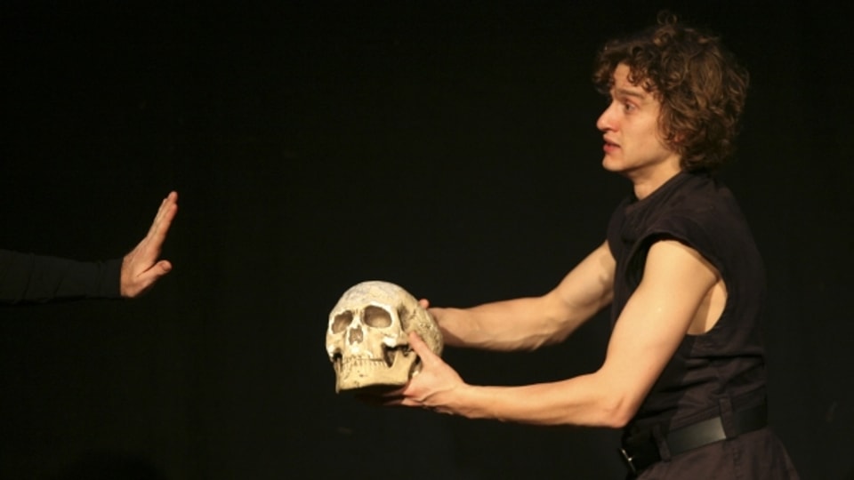 Ein Schauspieler während einer Aufführung von Hamlet