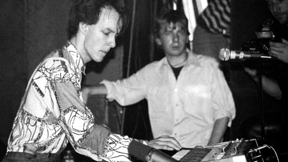 Thomas Fehlmann an einem Keyboard während eines Konzertes seiner Band Palais Schaumburg im Jahr 1982