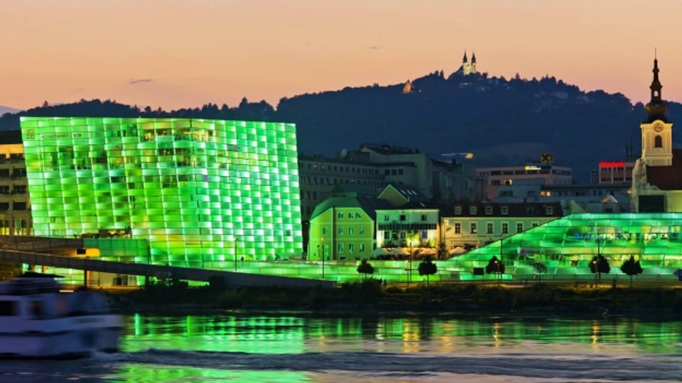Aussensnasicht des leuchtenden Ars Electronica-Gebäudes