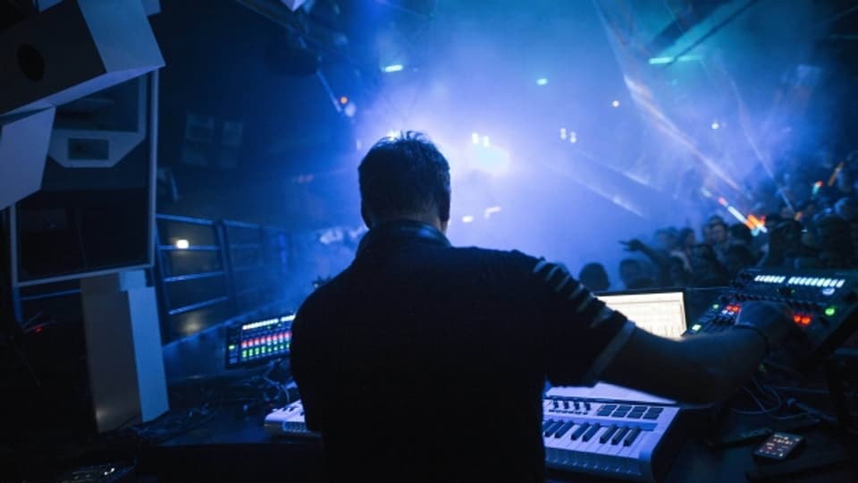Der Techno-DJ Paul van Dyk legt in einem Nachtclub auf.