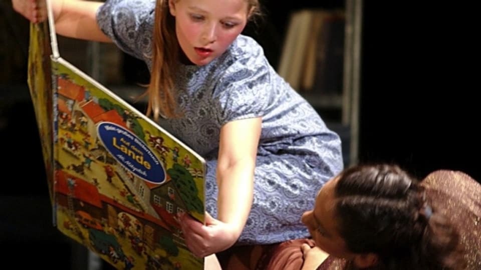 Ein Mädchen liest ein Buch