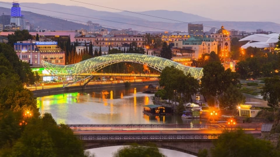 Die Friedensbrücke in Tiflis während der Dämmerung