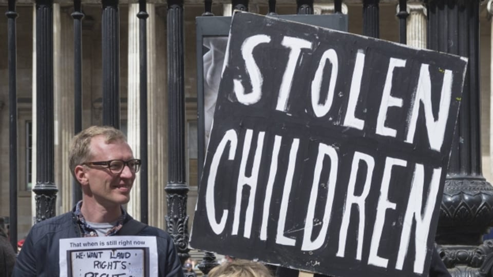 Schild mit der Aufschrift «Stolen Children» bei einer Kundgebung für die Rechte von Aborigines.