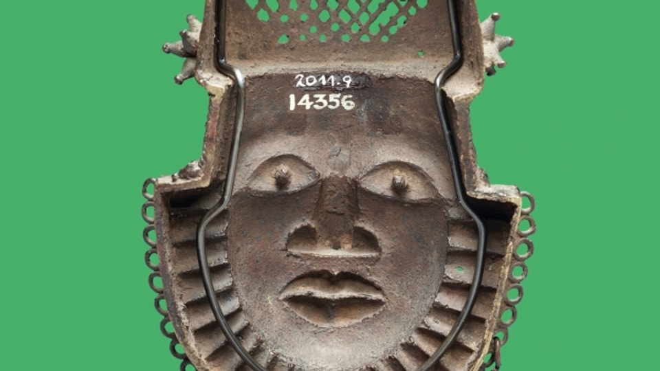 Die Gürtelmaske aus dem Königtum Benin: Die Nummern geben Hinweise auf die Herkunft des Kunstwerks.